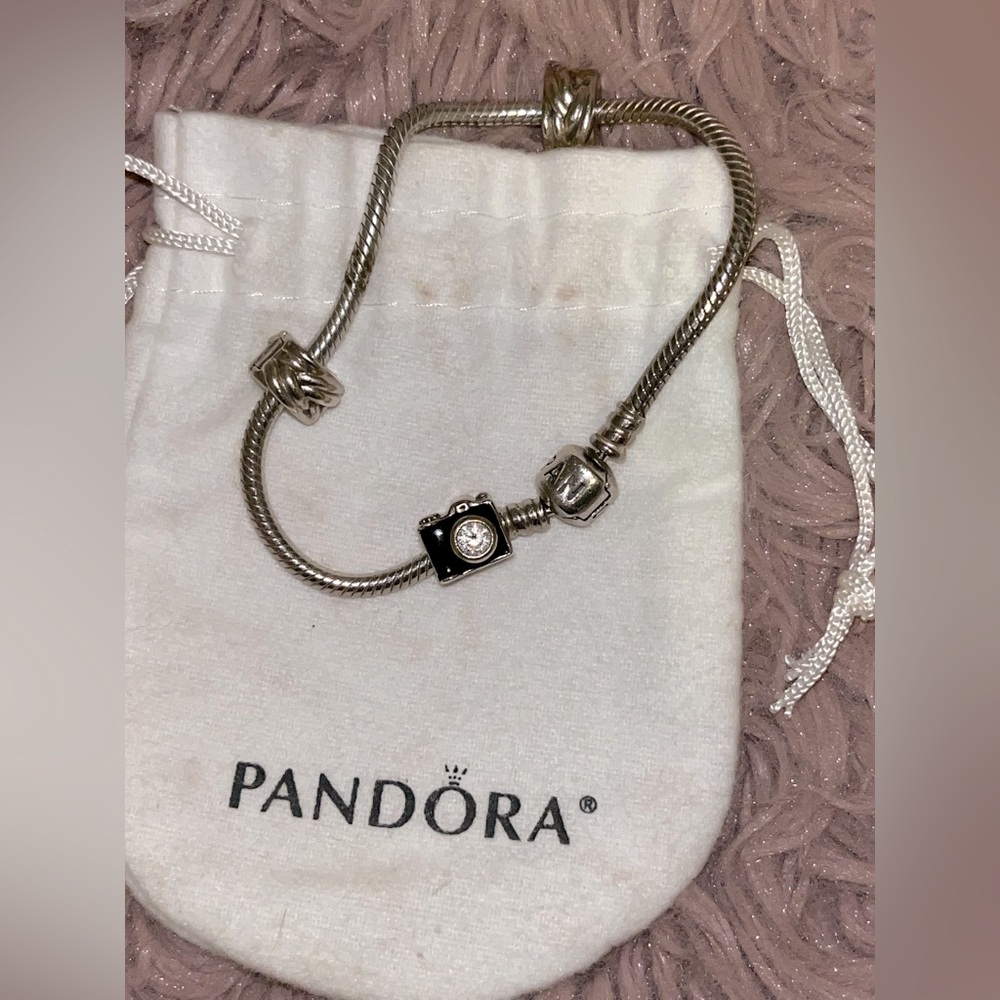 Pandora Charm: camera